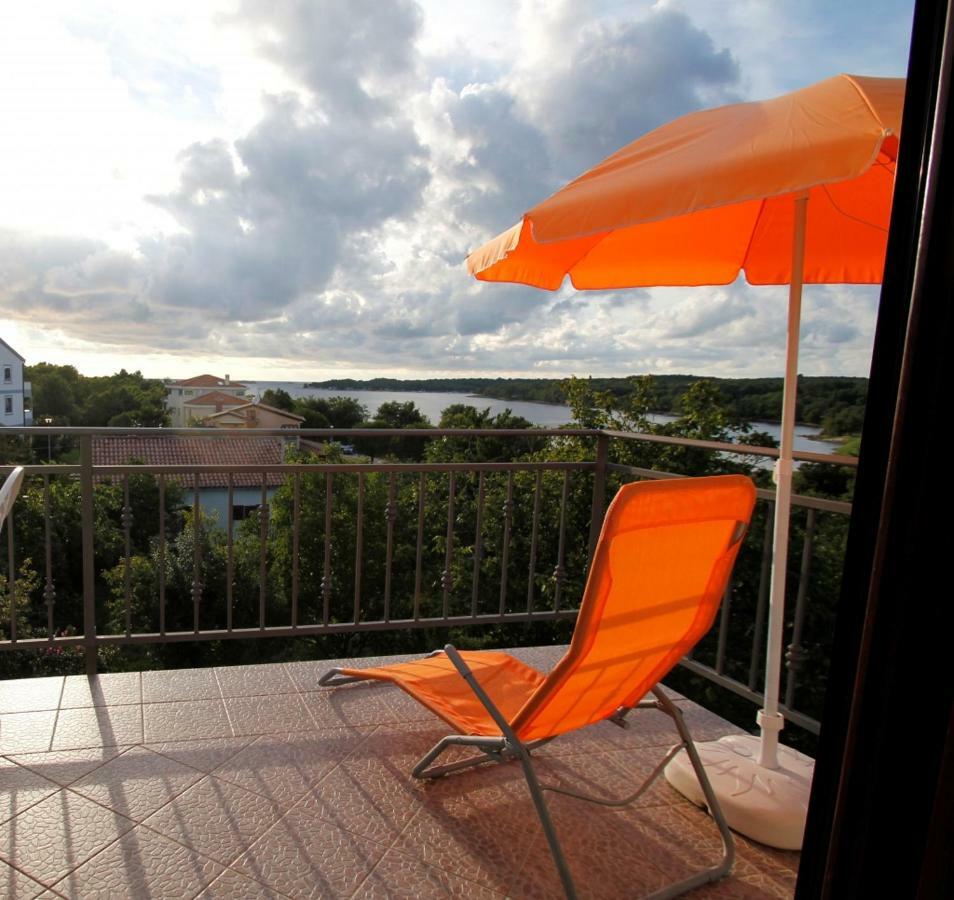 Apartment In Funtana With Seaview, Balcony, Air Condition, Wifi Zewnętrze zdjęcie